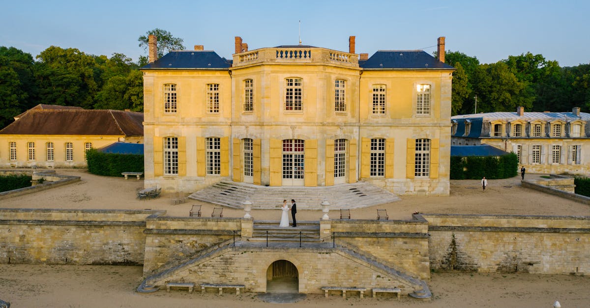 découvrez l'élégance intemporelle d'un château, symbole de richesse et d'histoire. explorez ses vastes jardins, ses somptueuses chambres et plongez dans le passé fascinant qui l'entoure. parfait pour une escapade romantique ou un séjour culturel inoubliable.