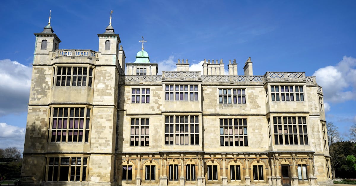 découvrez l'élégance et l'histoire fascinante des châteaux, ces majestueux témoins du passé. explorez leurs architectes, leurs légendes et les trésors qu'ils renferment, tout en admirant la beauté de leurs jardins et de leurs paysages environnants.