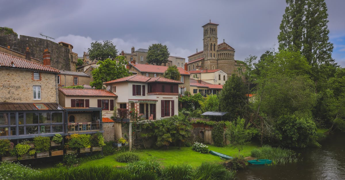 découvrez clisson, une charmante commune française qui allie histoire et culture. explorez ses ruelles pavées, ses maisons médiévales, et laissez-vous séduire par son patrimoine architectural unique, tout en profitant de paysages pittoresques.