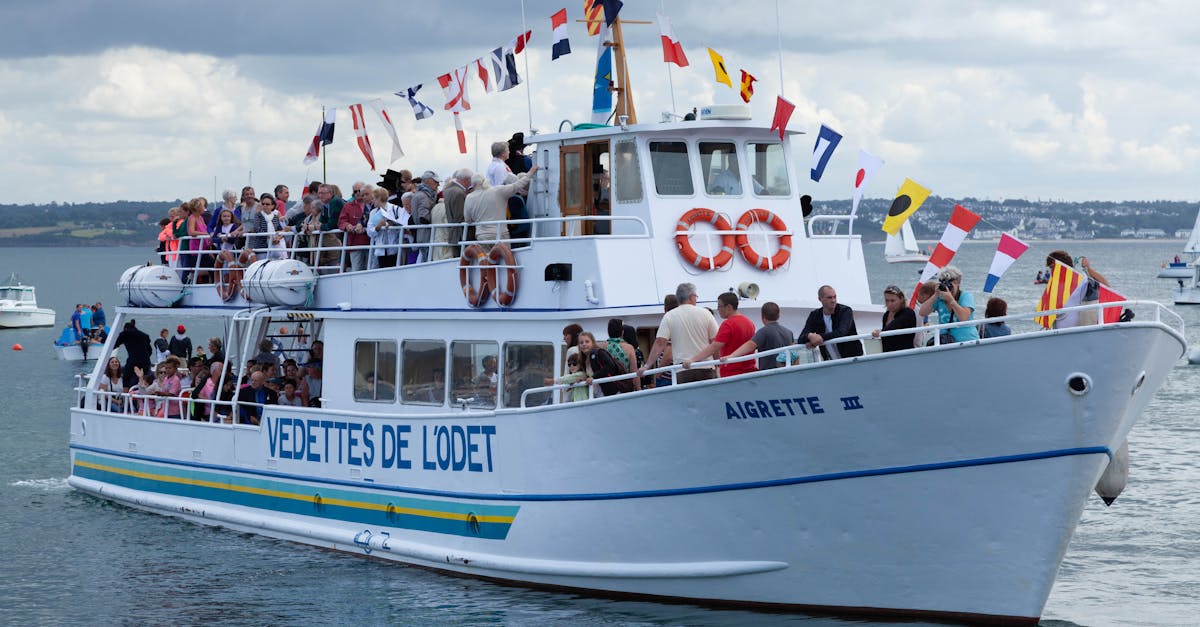 découvrez concarneau, charmante ville bretonne célèbre pour sa ville close entourée d'eau, ses plages paradisiaques et son riche patrimoine maritime. explorez ses ruelles pittoresques et savourez la gastronomie locale dans un cadre enchanteur.
