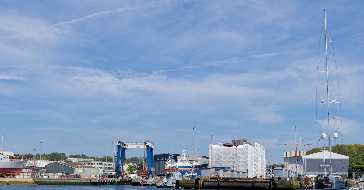 découvrez concarneau, perle de la bretagne, célèbre pour sa vieille ville fortifiée, ses plages idylliques et son port animé. explorez son riche patrimoine historique, ses délices culinaires et ses paysages marins à couper le souffle. un endroit parfait pour une escapade en famille ou un week-end romantique.