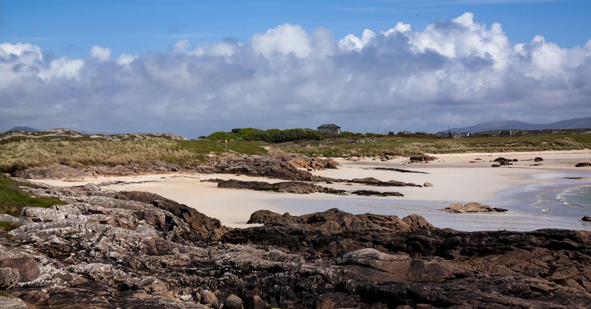 découvrez connacht, une région pittoresque d'irlande, célèbre pour ses paysages époustouflants, sa riche culture et ses traditions authentiques. explorez ses charmantes villes, ses lacs scintillants et ses sites historiques, tout en profitant d'une expérience unique au cœur de la nature irlandaise.
