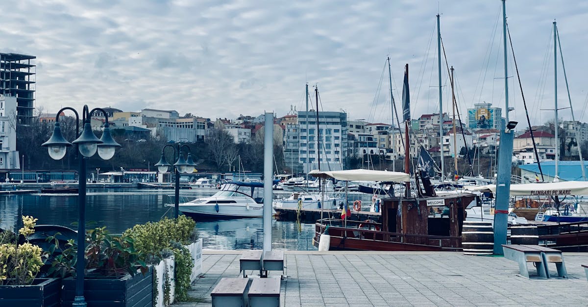découvrez constanța, une ville portuaire emblématique de la mer noire, alliant histoire riche, plages ensoleillées et culture vibrante. explorez ses monuments anciens, dégustez une cuisine locale savoureuse et profitez d'une atmosphère accueillante tout au long de l'année.