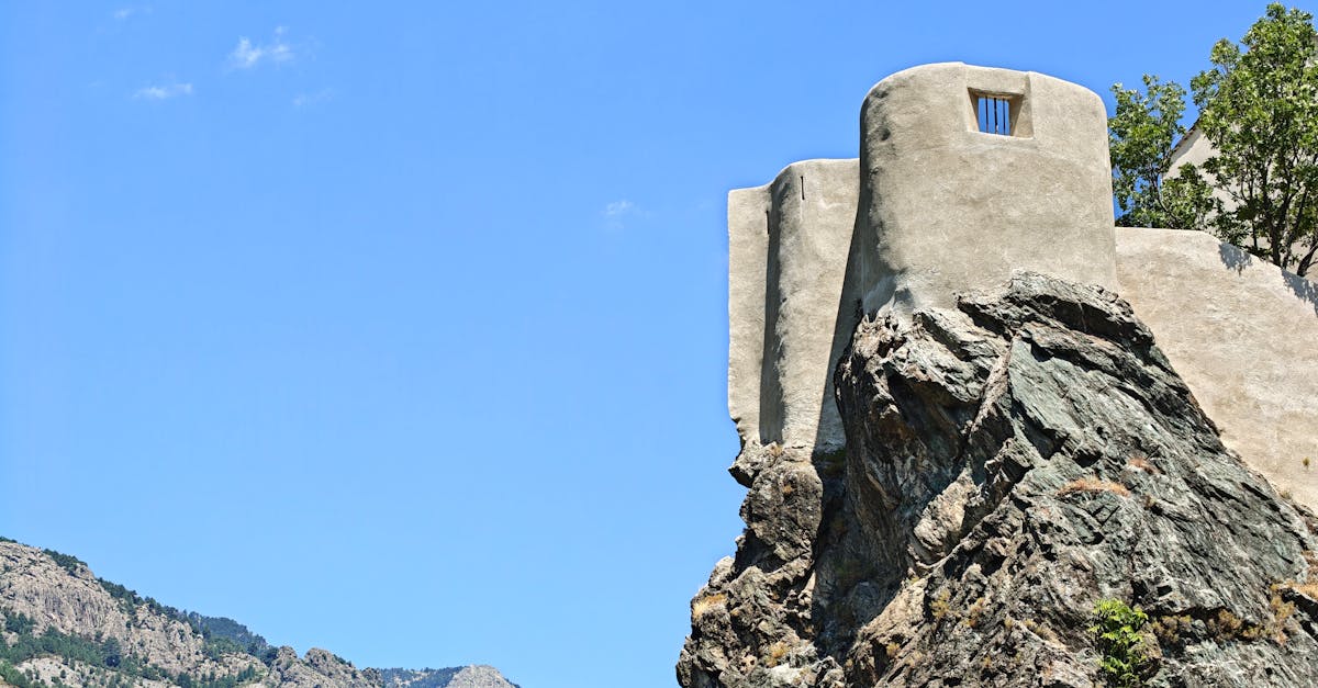 découvrez la beauté sauvage de la corse, une île méditerranéenne aux paysages époustouflants, entre montagnes majestueuses et plages paradisiaques. plongez dans son riche patrimoine culturel et savourez une cuisine locale unique.