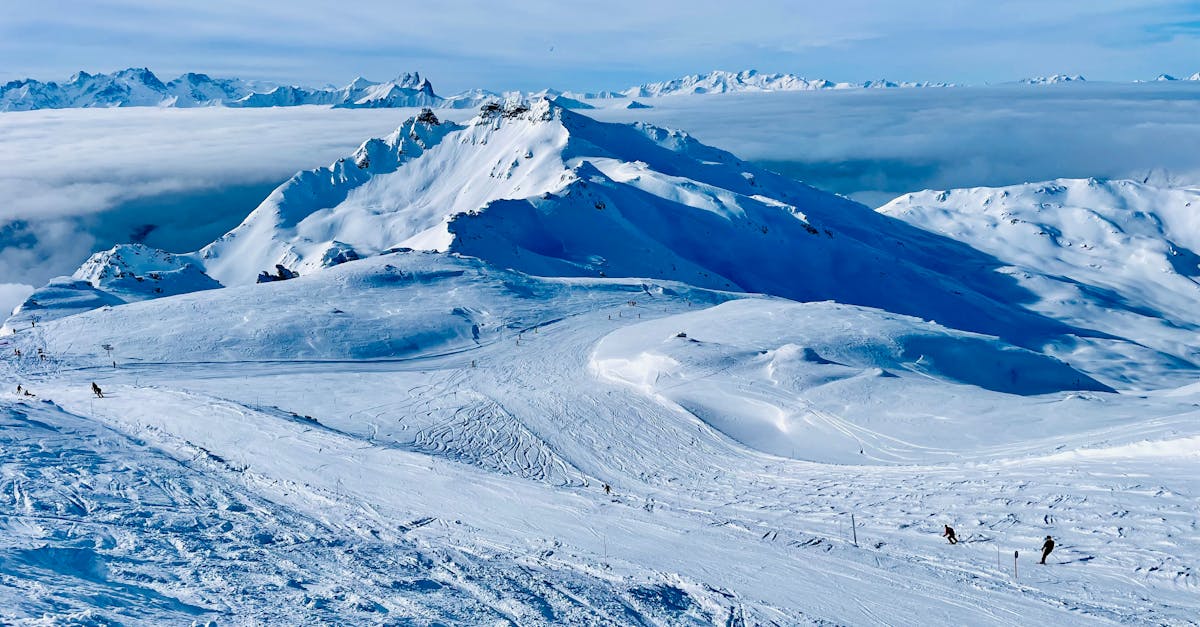 découvrez courchevel, station de ski emblématique des alpes françaises, offrant des pistes de ski variées, un cadre alpin magnifique et des activités pour toute la famille. profitez de l'élégance et du confort de cette destination prisée, tout en explorant ses restaurants raffinés et ses boutiques de luxe.
