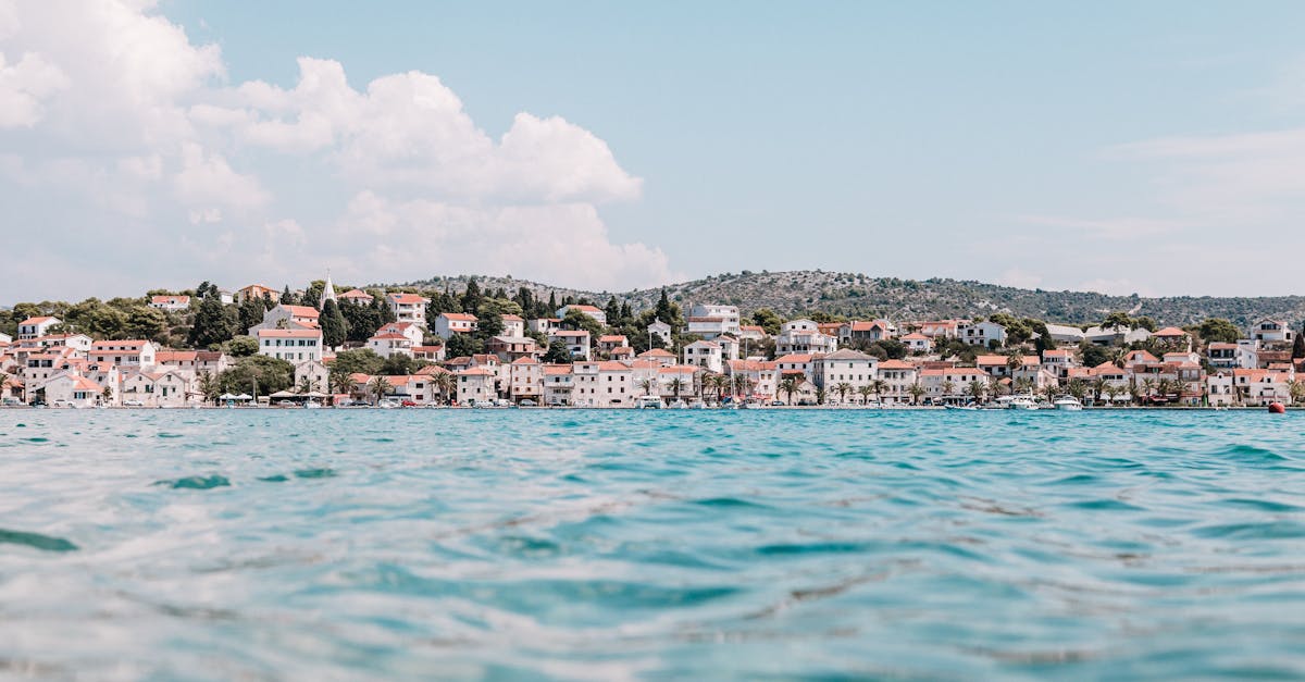 découvrez la croatie, un véritable joyau de la méditerranée, avec ses plages paradisiaques, ses paysages époustouflants et son riche patrimoine culturel. explorez des villes historiques comme dubrovnik et split, savourez une cuisine délicieuse et plongez dans des eaux cristallines. préparez-vous à vivre une aventure inoubliable en croatie !