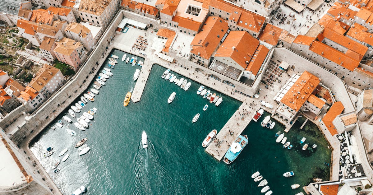 découvrez la croatie, un pays aux paysages époustouflants, avec ses plages cristallines, ses parcs nationaux majestueux et son riche patrimoine culturel. explorez les charmantes villes médiévales et savourez la délicieuse cuisine locale dans cette destination européenne incontournable.