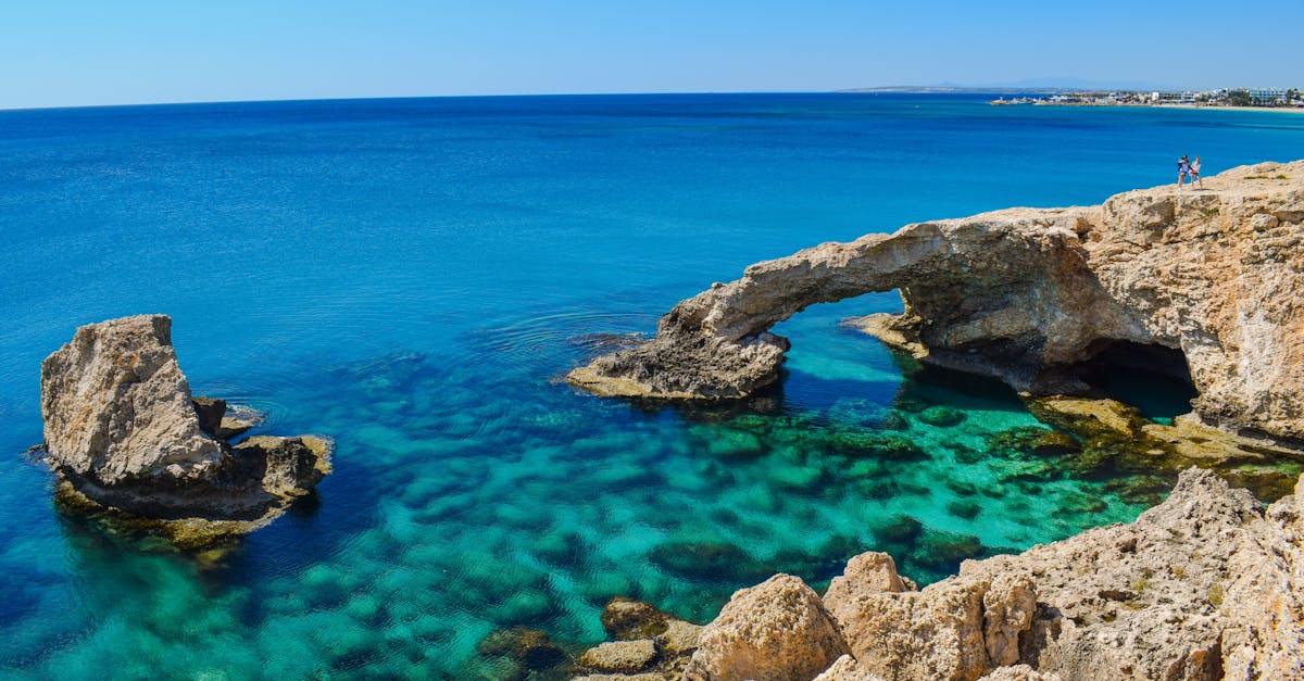 découvrez chypre, une île méditerranéenne riche en histoire, culture et plages magnifiques. explorez ses sites archéologiques, savourez sa cuisine savoureuse et profitez de ses paysages enchanteurs. chypre vous attend pour des vacances inoubliables !
