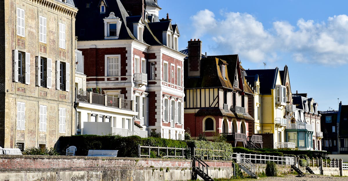 découvrez deauville, la magnifique station balnéaire normande, célèbre pour ses plages de sable fin, ses élégantes villas, son casino et son festival du film américain. profitez d'une escapade entre mer et campagne, avec des activités variées pour toute la famille et une ambiance chic et détendue.