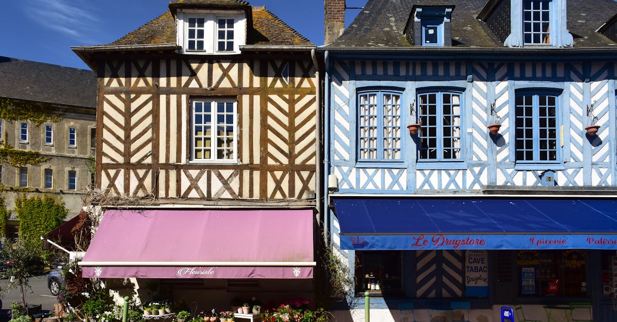 découvrez deauville, la célèbre station balnéaire normande. profitez de ses plages de sable fin, de ses villas élégantes et de son ambiance chic. idéal pour une escapade romantique ou des vacances en famille, deauville vous séduira par ses événements culturels, son casino et son festival du cinéma américain.