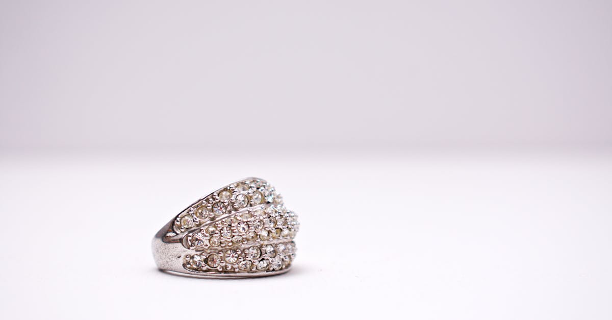 découvrez l'univers fascinant des diamants : leur formation naturelle, les caractéristiques qui les rendent uniques, et comment choisir la pierre précieuse parfaite pour vos bijoux. plongez dans l'éclat intemporel des diamants et apprenez tout sur leur valeur et leur entretien.