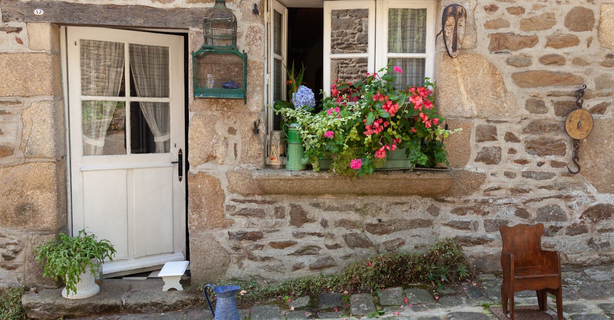 découvrez dinan, une charmante ville médiévale en bretagne, connue pour ses ruelles pavées, son château impressionnant et ses panoramas à couper le souffle sur la rance. explorez son riche patrimoine, ses artisans locaux et savourez la gastronomie bretonne dans cette destination incontournable.