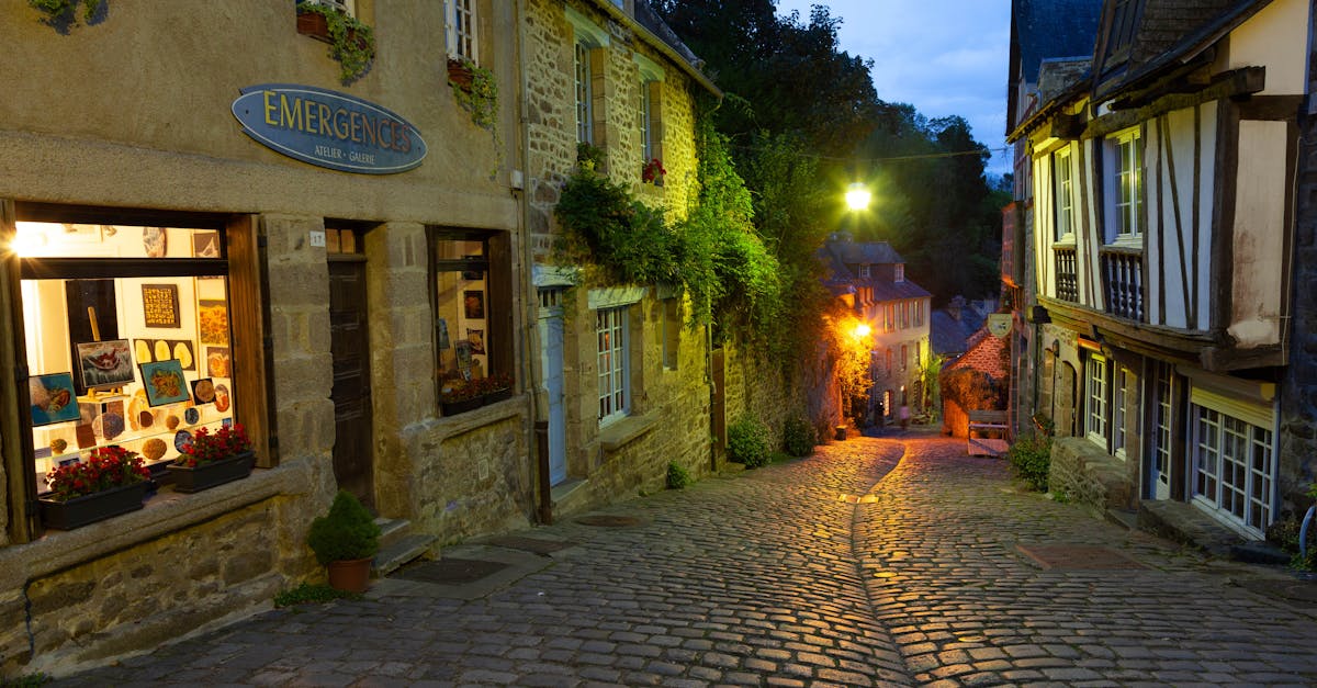 découvrez dinan, une charmante ville médiévale en bretagne, connue pour ses ruelles pavées, ses maisons à colombages et son riche patrimoine historique. explorez le château, les remparts et profitez d'une gastronomie locale savoureuse.