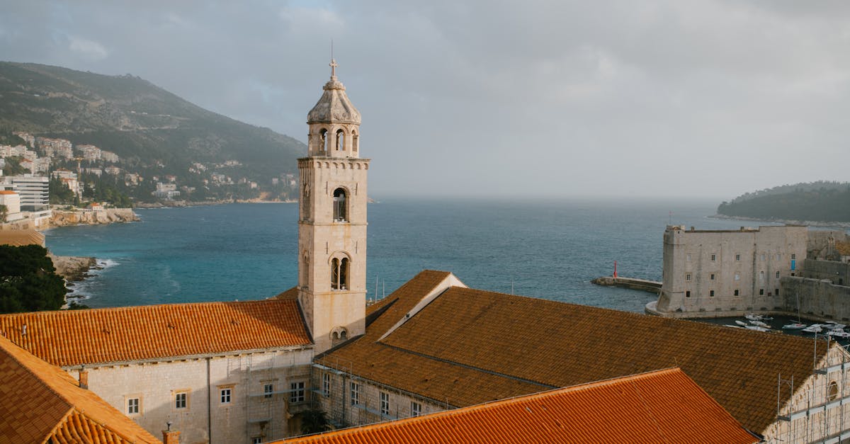 découvrez dubrovnik, la perle de l'adriatique, avec ses magnifiques plages, son patrimoine historique impressionnant et ses ruelles pittoresques. explorez ses fortifications médiévales, ses restaurants raffinés et plongez dans l'atmosphère unique de cette ville classée au patrimoine mondial de l'unesco.