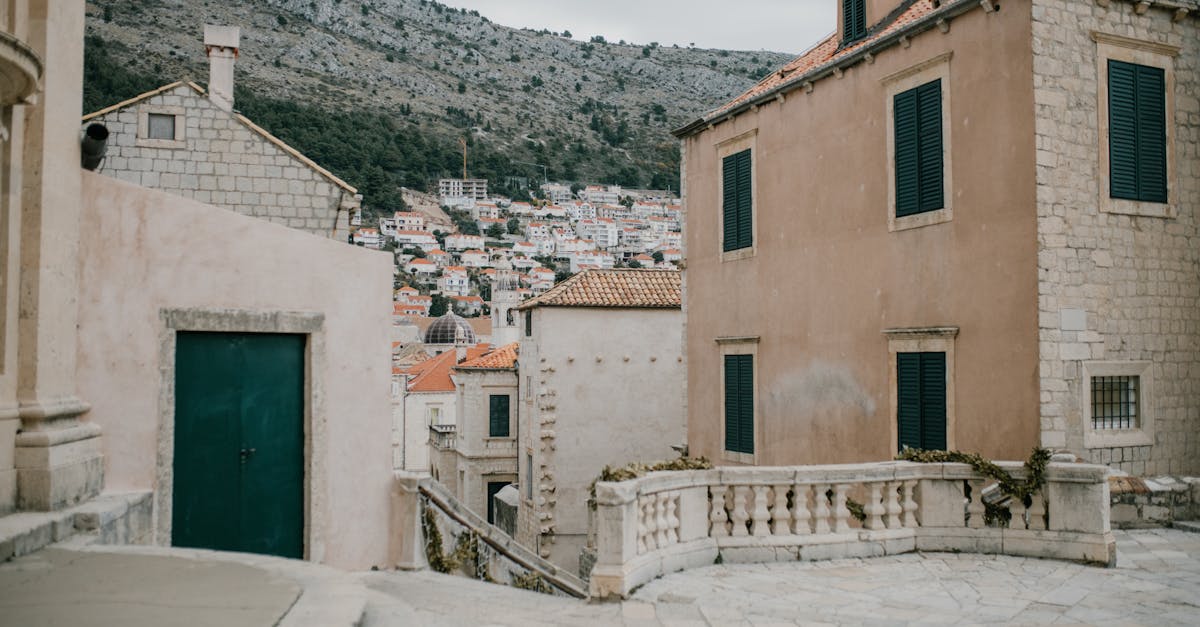 découvrez dubrovnik, la perle de l'adriatique, avec ses majestueuses murailles médiévales, ses ruelles pavées, et son ambiance envoûtante. explorez son riche patrimoine historique, profitez de ses plages ensoleillées et savourez la délicieuse cuisine locale. une destination incontournable pour les amoureux de voyages et de culture.