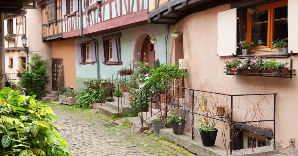 découvrez eguisheim, un village pittoresque d'alsace, célèbre pour ses maisons à colombages, ses ruelles charmantes et ses vignobles. plongez dans l'histoire, savourez une cuisine locale délicieuse et laissez-vous envoûter par la beauté de ce lieu classé parmi les plus beaux villages de france.
