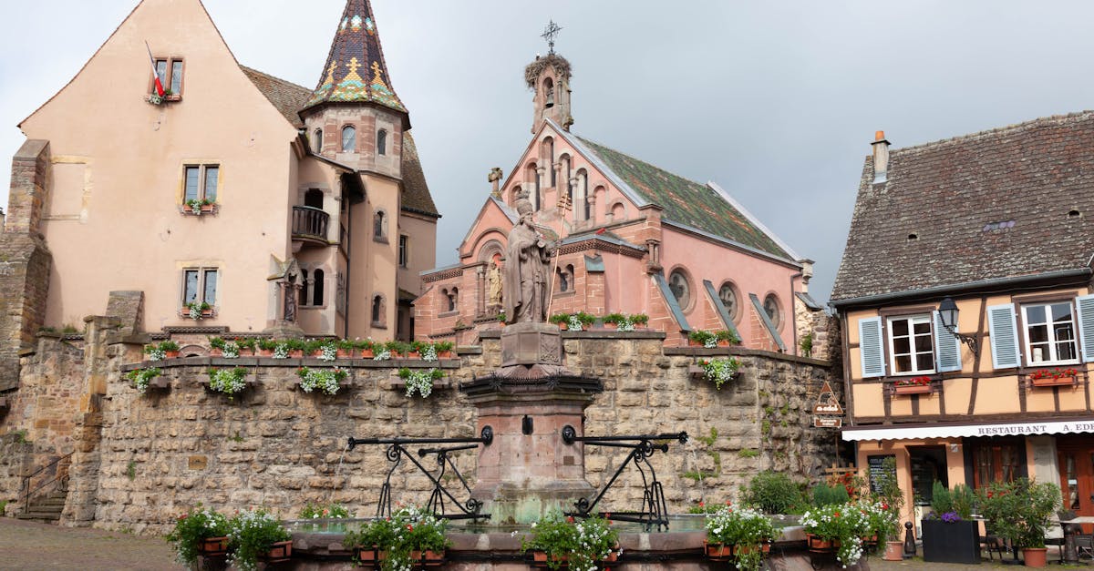 découvrez eguisheim, un charmant village alsacien classé parmi les plus beaux de france. flânez dans ses ruelles pittoresques, admirez ses maisons à colombages colorées et laissez-vous séduire par le riche patrimoine culturel et historique. parfait pour une escapade romantique ou familiale, eguisheim est également une destination de choix pour les amateurs de vin.