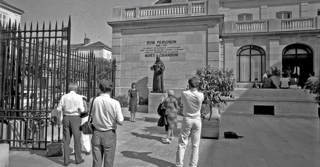 découvrez épernay, la capitale du champagne, connue pour ses célèbres maisons de vins et ses magnifiques avenues bordées de vignes. explorez son patrimoine historique et savourez l'effervescence de cette charmante ville française.