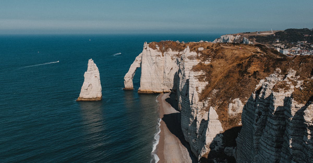 découvrez etretat, magnifique destination côtière en normandie, célèbre pour ses falaises spectaculaires, ses plages de galets et son ambiance romantique. explorez ses paysages grandioses, ses sentiers de randonnée et son patrimoine historique.