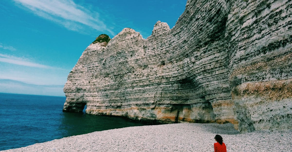 découvrez etretat, cette charmante commune normande célèbre pour ses falaises majestueuses, ses plages de sable fin et son patrimoine historique riche. parfait pour une escapade romantique ou des aventures en plein air, etretat vous offre des paysages à couper le souffle et une atmosphère unique. explorez ses sentiers côtiers, profitez des activités nautiques et savourez la délicieuse cuisine locale.