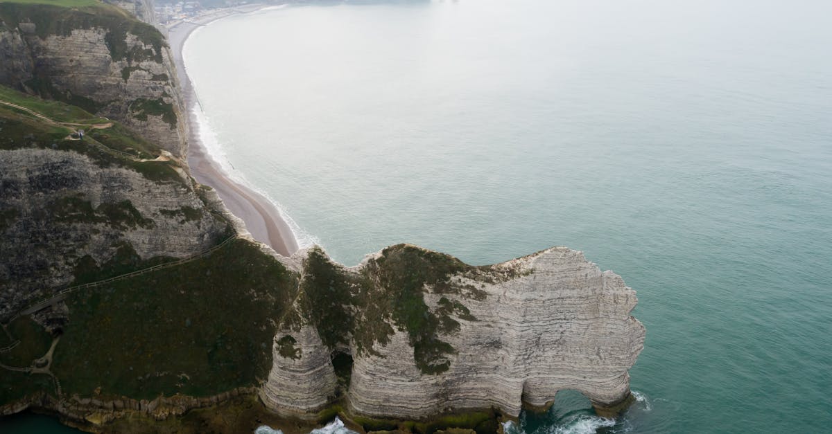 découvrez etretat, la célèbre station balnéaire normande, réputée pour ses falaises majestueuses, ses plages pittoresques et son ambiance charmante. explorez les paysages à couper le souffle, les sentiers côtiers et les activités nautiques qui font de cet endroit une destination incontournable.