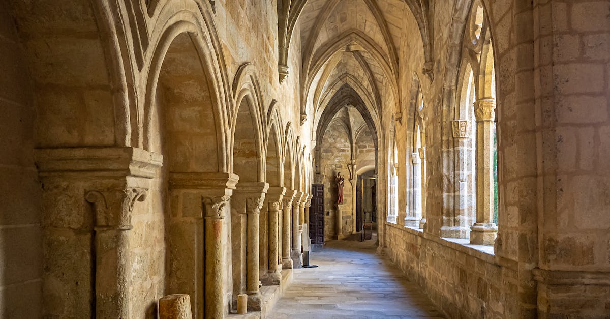 découvrez l'extremadura, une région espagnole riche en histoire, culture et paysages naturels époustouflants. partez à la rencontre de ses villages pittoresques, dégustez des spécialités culinaires authentiques et explorez ses parcs majestueux. une escapade inoubliable vous attend!