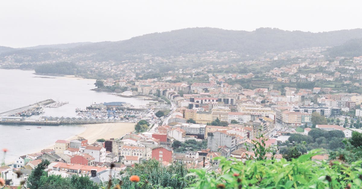 découvrez la galice, une région envoûtante de l'espagne, célèbre pour ses paysages sauvages, ses plages pittoresques et sa riche culture celte. explorez ses villes historiques comme saint-jacques-de-compostelle et savourez sa délicieuse gastronomie. partez à l'aventure dans cette terre de légendes et de traditions authentiques.