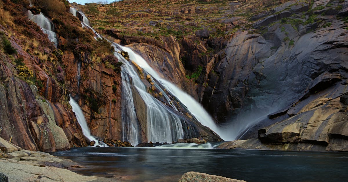 découvrez la galice, une région enchanteresse du nord-ouest de l'espagne, célèbre pour ses paysages verdoyants, ses côtes escarpées et sa riche culture celte. explorez ses traditions, savourez sa gastronomie unique et laissez-vous séduire par l'hospitalité de ses habitants.