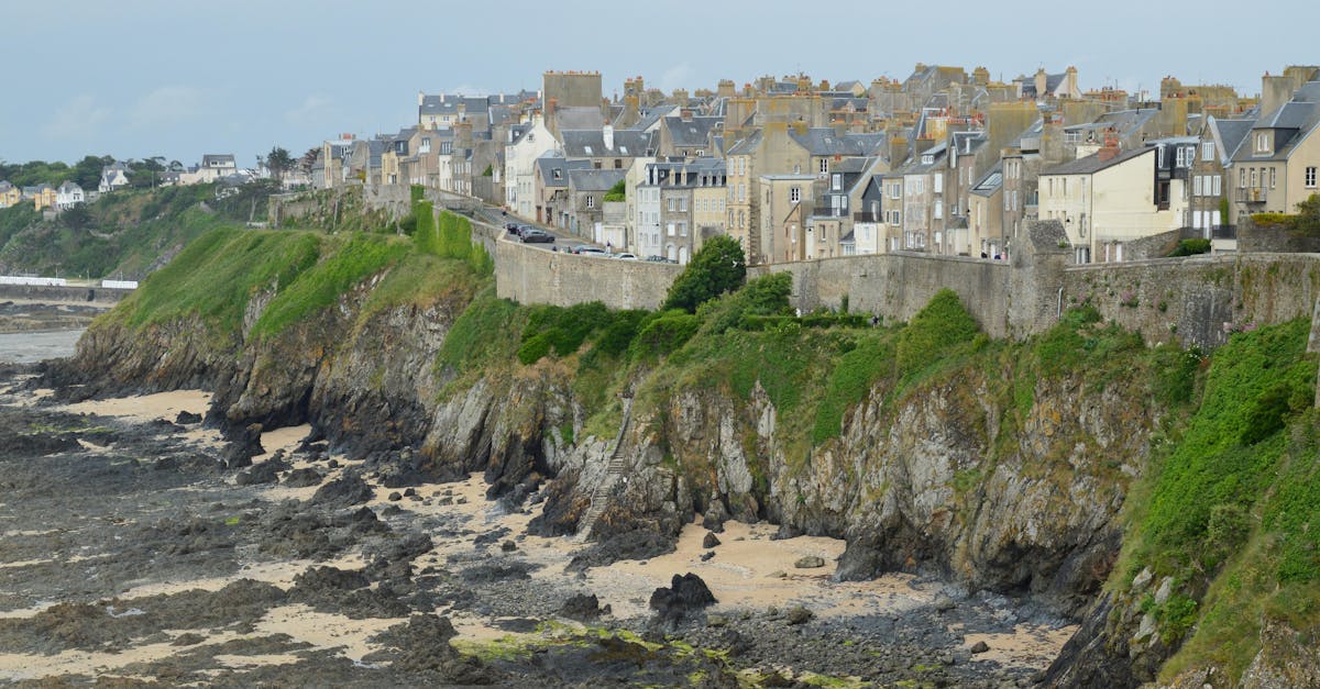 découvrez granville, une charmante ville côtière de normandie, réputée pour ses plages, son patrimoine historique et son ambiance maritime unique. explorez ses ruelles pittoresques, savourez la gastronomie locale et profitez des activités nautiques dans ce véritable bijou français.