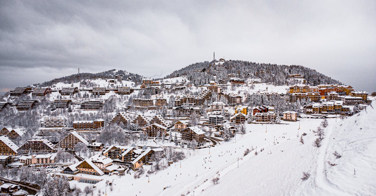 découvrez grenoble, la perle des alpes françaises, avec ses paysages à couper le souffle, sa riche histoire culturelle et ses nombreuses activités de plein air. explorez ses monuments emblématiques, ses musées fascinants et profitez des sports d'hiver à proximité. grenoble, un véritable joyau pour les amoureux de la nature et de l'aventure.