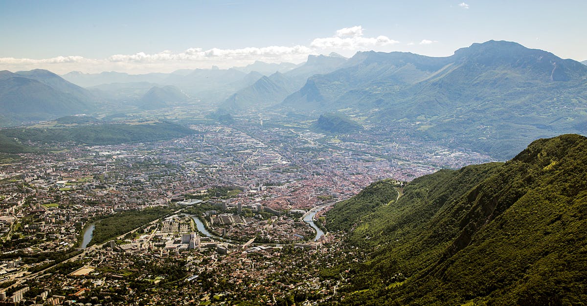découvrez grenoble, la charmante capitale des alpes françaises, célèbre pour ses paysages montagneux époustouflants, son riche patrimoine historique et culturel, ainsi que ses activités de plein air variées. explorez ses musées, savourez la gastronomie locale et profitez de la proximité des stations de ski.