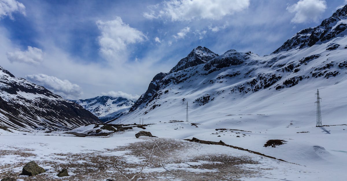 découvrez les grisons, une région spectaculaire de suisse, célèbre pour ses paysages alpins, ses stations de ski de renommée mondiale et ses charmants villages. explorez la nature préservée, profitez d'activités de plein air tout au long de l'année et savourez la richesse de la culture locale.