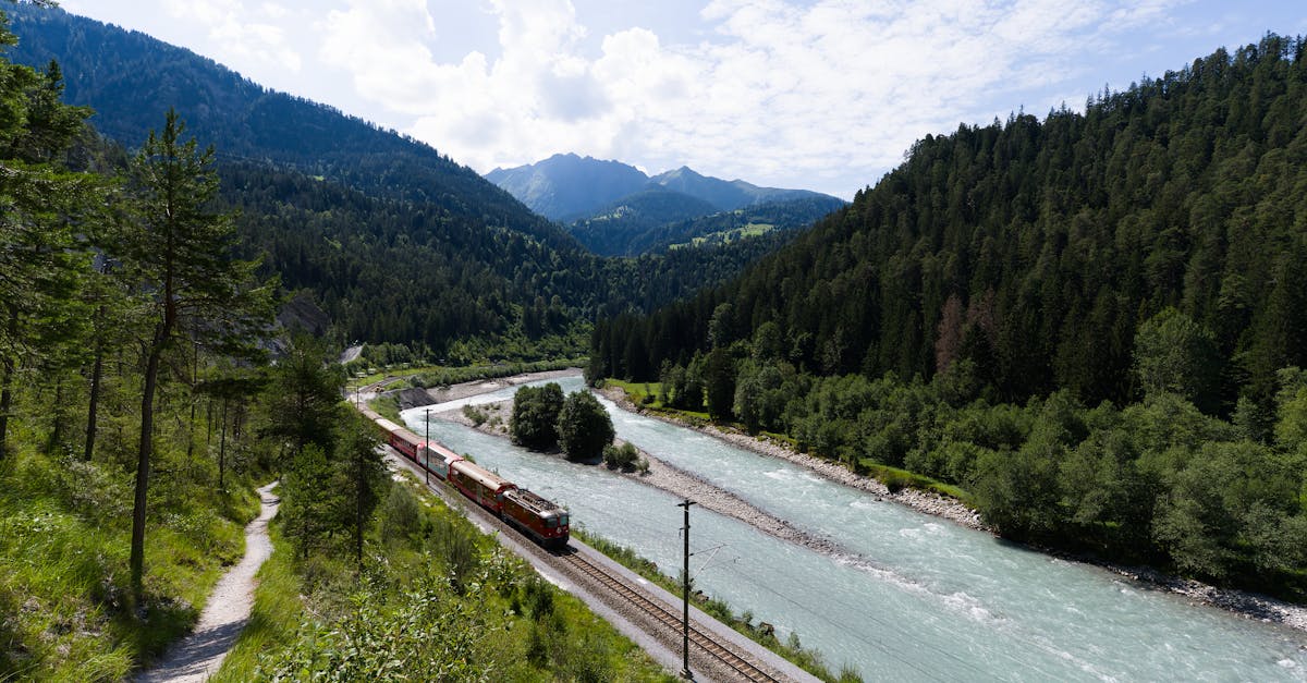 découvrez les grisons, une région suisse aux paysages montagneux époustouflants, réputée pour ses stations de ski, ses lacs cristallins et son riche patrimoine culturel. explorez les merveilles naturelles et les activités en plein air qui font des grisons une destination idéale tout au long de l'année.
