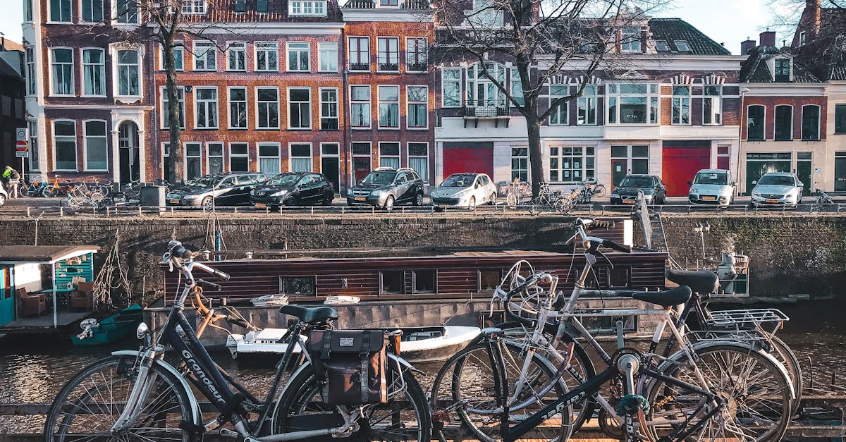 découvrez groningen, une ville dynamique des pays-bas, réputée pour son ambiance étudiante, ses canaux pittoresques et son riche patrimoine culturel. explorez ses musées, parcs et une scène artistique florissante qui attirent les visiteurs tout au long de l'année.