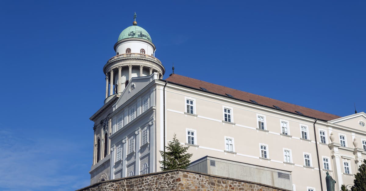 découvrez győr-moson-sopron, une région pittoresque de hongrie, célèbre pour ses paysages enchanteurs, son riche patrimoine culturel et ses activités de loisirs variées. explorez ses charmants villages, ses monuments historiques et savourez la délicieuse cuisine locale.