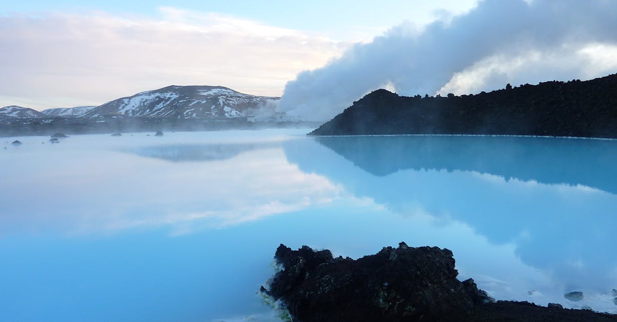 découvrez les paysages à couper le souffle de l'islande, entre glaciers majestueux, volcans actifs et geysers puissants. explorez la culture riche et les mythes nordiques qui font de cette île un véritable trésor naturel.