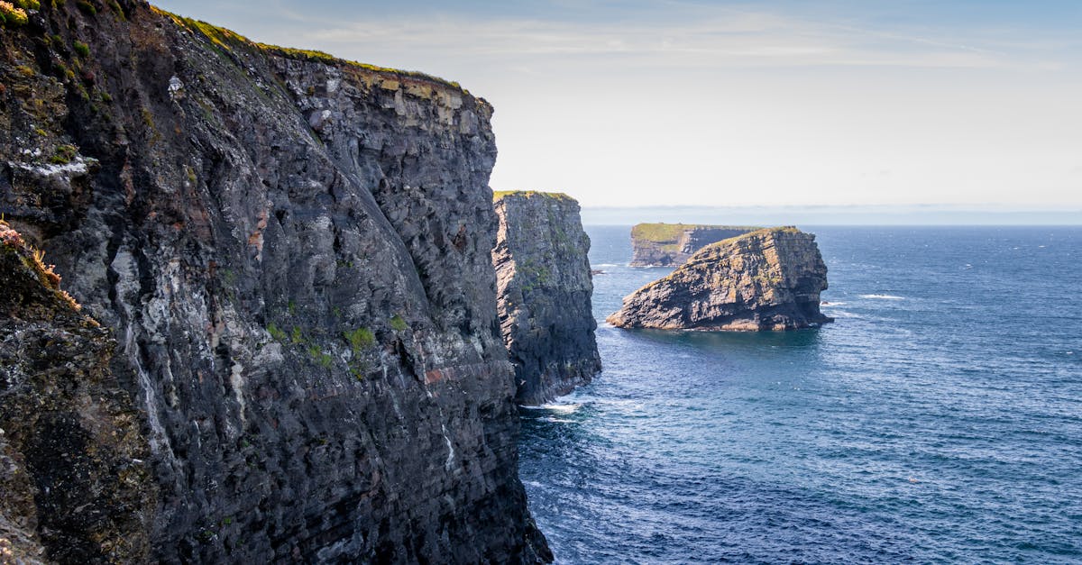 découvrez la beauté sauvage de l'irlande, ses paysages enchanteurs, ses châteaux historiques et sa culture vibrante. partez à l'aventure, des falaises vertigineuses de moher aux charmants villages, et explorez la riche histoire de cette île fascinante.