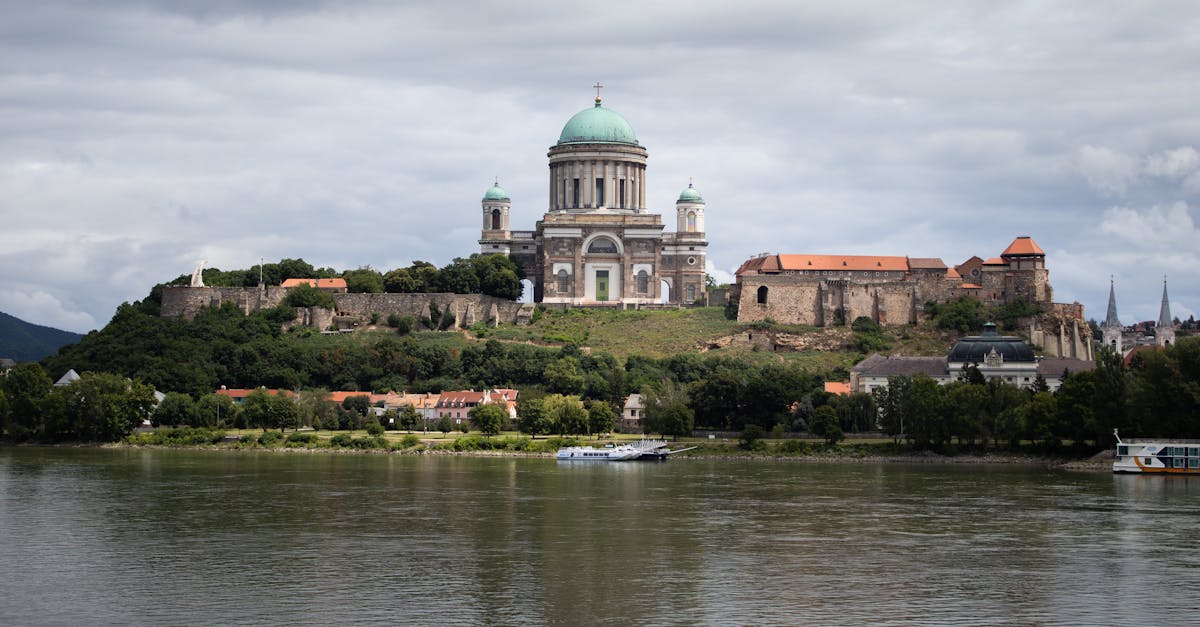 découvrez le comté de komárom-esztergom, un trésor caché en hongrie, riche en histoire, culture et paysages pittoresques. explorez ses charmantes villes, ses forteresses historiques et la beauté naturelle qui l'entoure.