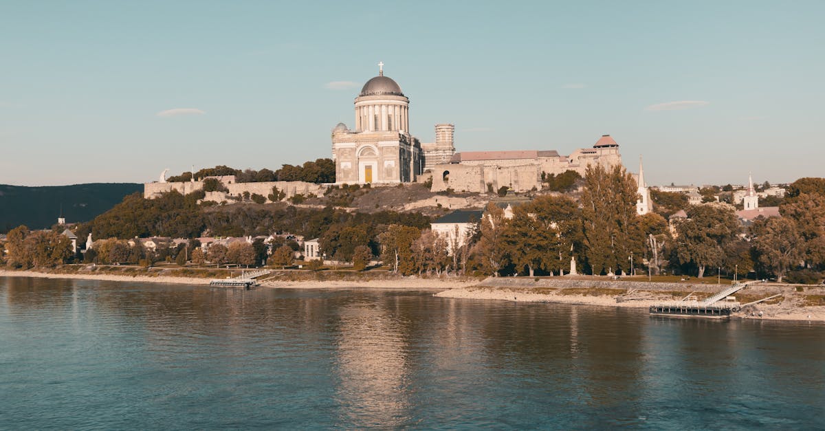découvrez la beauté et la richesse culturelle de komárom-esztergom, une région pittoresque de hongrie, célèbre pour ses paysages magnifiques, son histoire fascinante et ses monuments emblématiques. explorez ses villes historiques, savourez sa cuisine locale et laissez-vous séduire par ses activités de plein air.