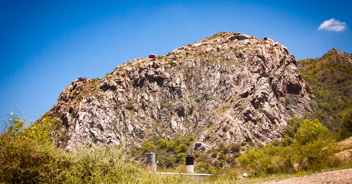 découvrez la rioja, une région viticole emblématique d'espagne, célèbre pour ses paysages pittoresques, ses vignobles luxuriants et ses délicieuses cuvées. explorez son riche patrimoine culturel, ses traditions culinaires et ses charmants villages, tout en dégustant des vins primés dans un cadre inoubliable.