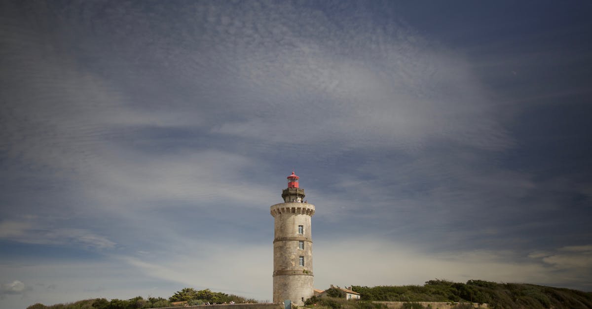découvrez la rochelle, une ville portuaire pleine de charme, célèbre pour son vieux port, ses tours historiques et son ambiance maritime unique. profitez de ses plages, de sa gastronomie et de ses activités culturelles incontournables.