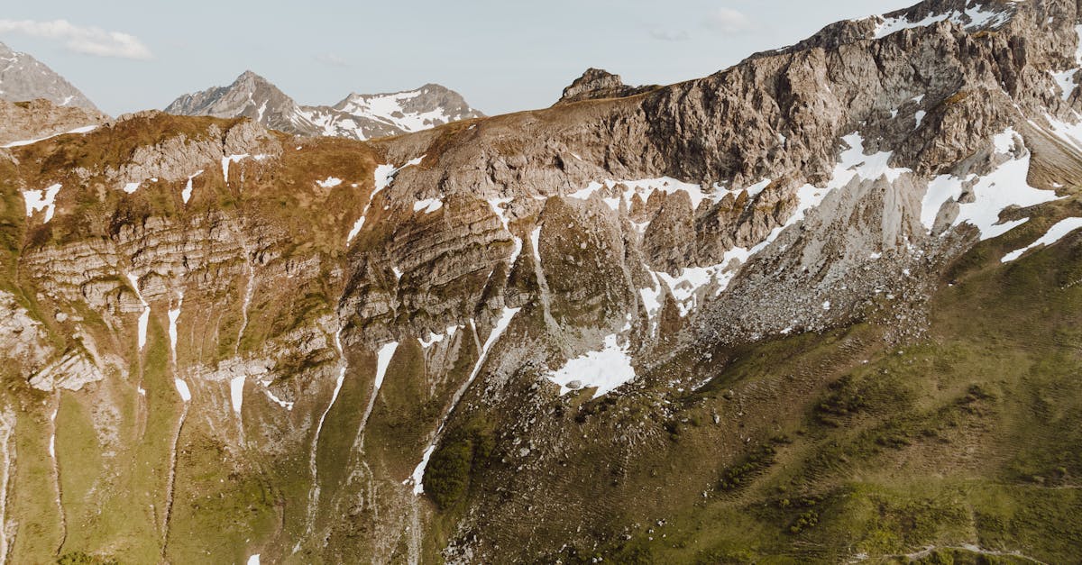 découvrez le liechtenstein, un petit pays alpin entre la suisse et l'autriche, réputé pour ses paysages magnifiques, son riche patrimoine culturel et son atmosphère paisible. explorez ses châteaux médiévaux, ses sentiers de randonnée et son ambiance unique.