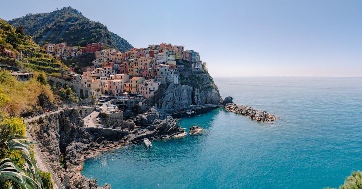 découvrez la ligurie, une région enchanteresse d'italie connue pour ses paysages côtiers à couper le souffle, ses villages pittoresques comme cinque terre et portofino, ainsi que sa délicieuse cuisine méditerranéenne. partez à l'aventure et explorez les trésors cachés de cette destination unique.