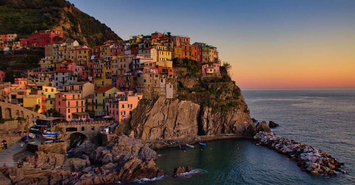 découvrez la ligurie, une splendide région côtière d'italie, connue pour ses pittoresques villages perchés, ses paysages méditerranéens époustouflants et sa délicieuse gastronomie. explorez les cinque terre, savona et gênes, tout en profitant d'activités en plein air et d'une riche culture.