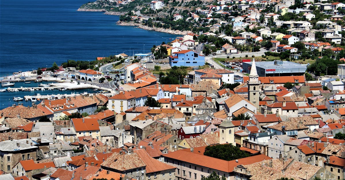 découvrez lika-senj, une charmante ville côtière en croatie, célèbre pour ses plages pittoresques, son patrimoine historique et ses paysages naturels époustouflants. explorez ses ruelles médiévales, savourez la délicieuse cuisine locale et profitez des activités en plein air dans cette destination idéale pour les amoureux de la nature.
