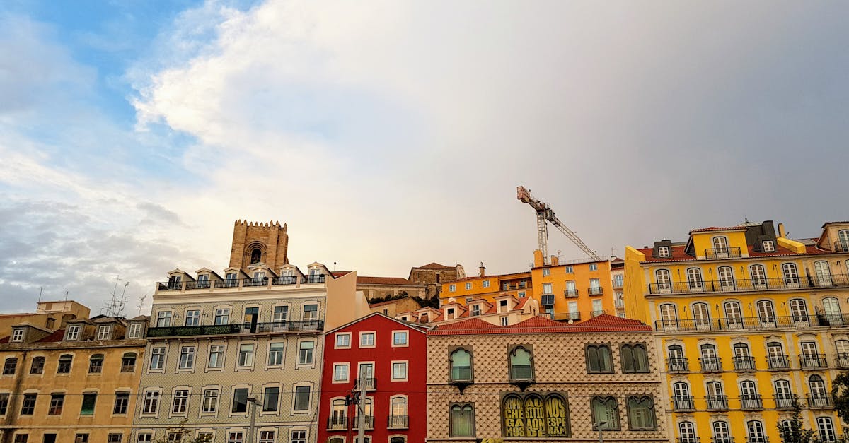 découvrez lisbonne, la capitale portugaise, célèbre pour son architecture colorée, ses rues pavées et sa riche histoire. explorez les quartiers animés comme alfama et bairro alto, dégustez des pastéis de nata dans les cafés traditionnels et profitez des vues imprenables depuis les miradouros. partez à l'aventure dans cette ville charmante qui allie tradition et modernité.