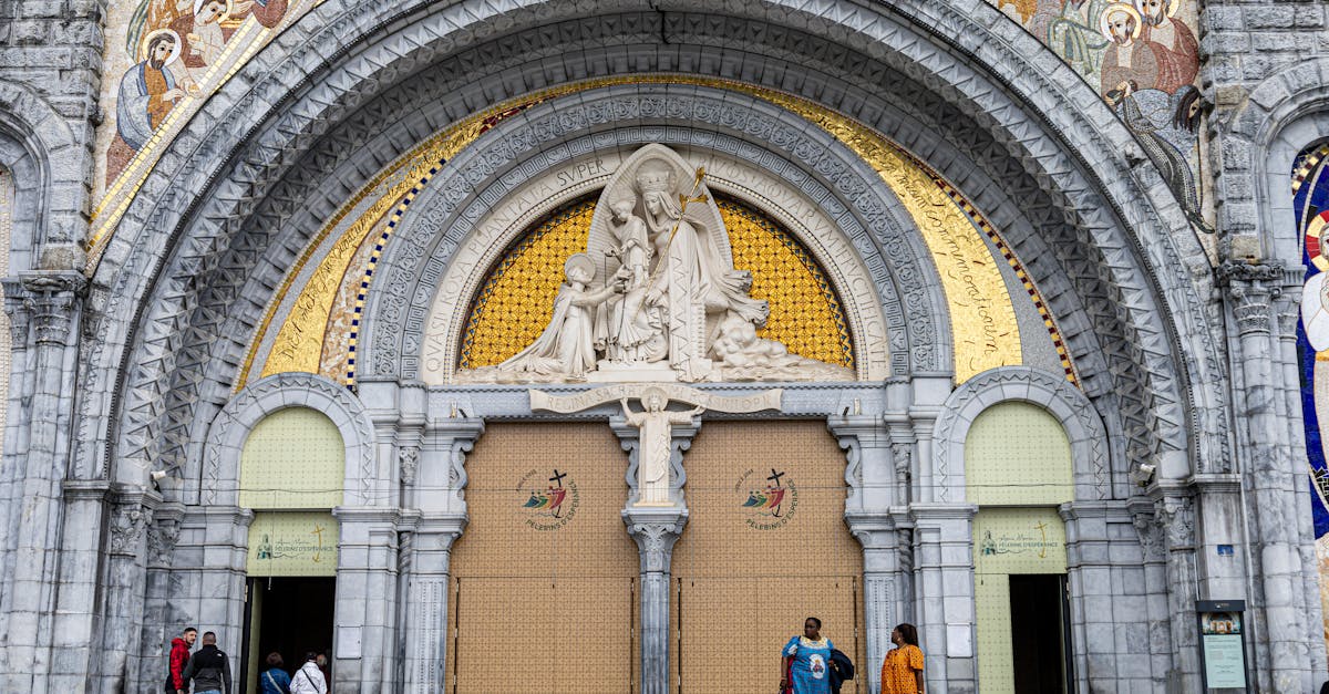 découvrez lourdes, une ville emblématique de spiritualité et de miracles, célèbre pour ses sanctuaires et ses sources d'eau bénite. plongez dans l'histoire émotionnelle, la foi des pèlerins et les paysages pittoresques des pyrénées.
