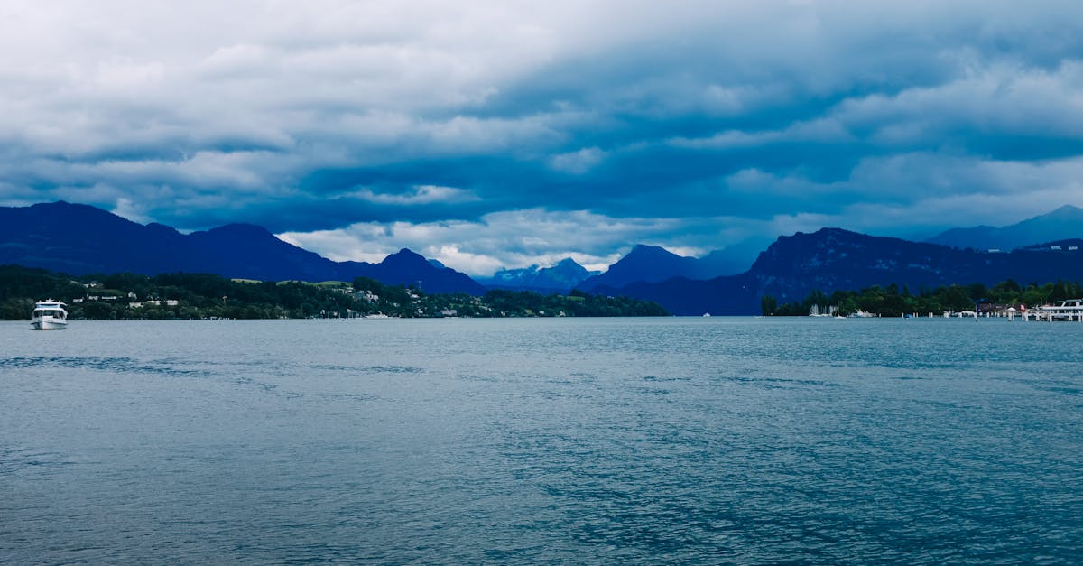 découvrez lucerne, la perle de la suisse, célèbre pour son lac pittoresque, son charmant centre-ville médiéval et son impressionnant pont en bois, le kapellbrücke. explorez ses paysages alpin et sa riche culture, idéale pour une escapade inoubliable.
