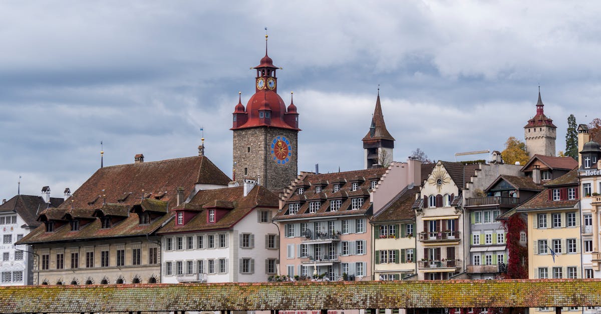découvrez lucerne, la perle de la suisse, célèbre pour son lac enchanteur, ses montagnes majestueuses et son patrimoine culturel riche. explorez ses charmantes rues pavées, admirez le mythique pont en bois chapel bridge et profitez d'activités en plein air dans un cadre naturel époustouflant.