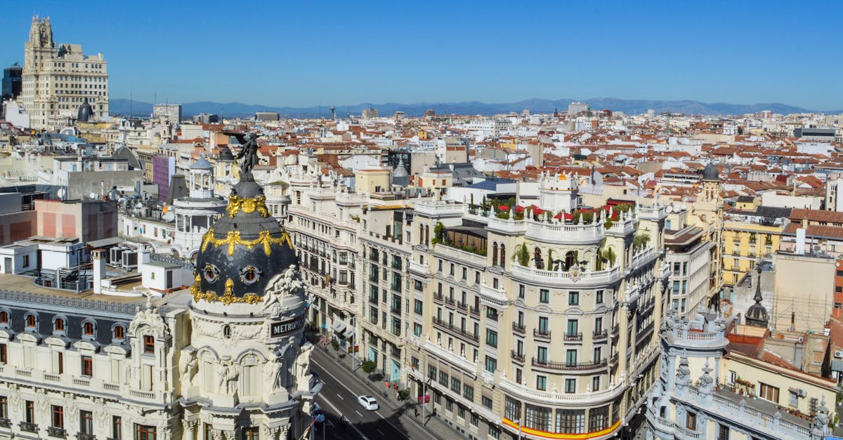 découvrez madrid, la vibrante capitale espagnole, mêlant histoire et modernité. explorez ses monuments emblématiques, ses musées renommés, et savourez une cuisine délicieuse dans une ambiance chaleureuse.